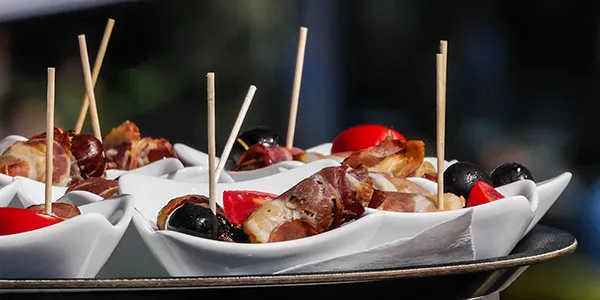 Das Café-Restaurant Brasserie im Stadtgut, welches sich im TIC-Gebäude befindet, sorgt mit Catering- und Menuangeboten für das leibliche Wohl.