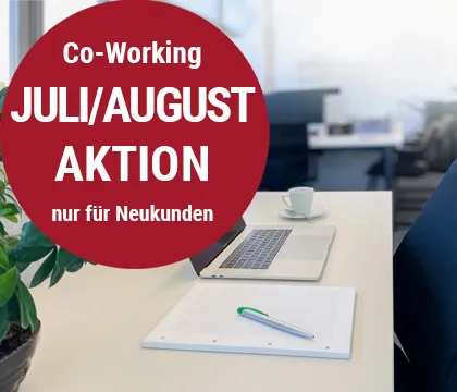 Schreibtisch mit Sessel, aufgeklappten Laptop, Block, Stift und grüner Pflanze. Roter Kreis mit Co-Working Sommer Aktion
